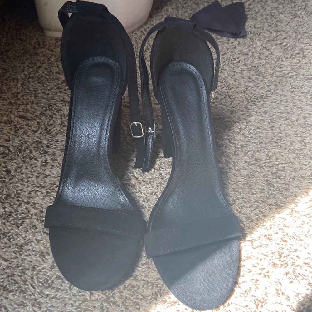 Selling my black heels they are a size 10 and I’ve warn them only 1 time .